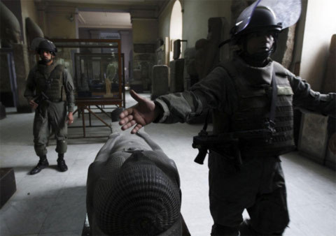 Thành viên Lực lượng đặc nhiệm thuộc quân đội Ai Cập canh gác trong Bảo tàng Ai Cập ở Cairo, hôm 16/2.