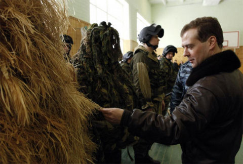 Tổng thống Nga Medvedev xem xét bộ đồ ngụy trang của một lính đặc nhiệm.