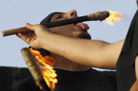 Một lính đặc nhiệm Ảrập Xêút biểu diễn màn nuốt lửa.