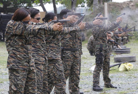 Các nữ binh lính thuộc Lực lượng đặc nhiệm Hải quân Philippines bắn súng nhằm mục tiêu trong một cuộc tập trận ở thành phố Cavite, hôm 9/3.