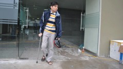 Cậu bé "thủy tinh" có nghị lực thép