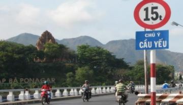 Cây cầu cửa ngõ TP Nha Trang nghiêng 18 cm
