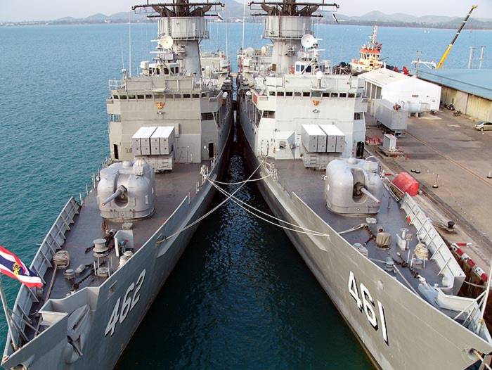 khinh hạm Phutthayotfa Chulaok (số hiệu 461) và Phutthaloetla Naphalai (số hiệu 462) neo đậu tại cảng. Ngay sau tháp pháo là cụm ống phóng tên lửa chống ngầm ASROC.