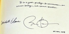 Chữ ký của Obama giống… khủng long đang giỡn bóng?
