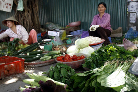 Giá nhiều cổ phiếu còn rẻ hơn cả mớ rau ngoài chợ cóc. Ảnh minh họa: Tuệ Minh