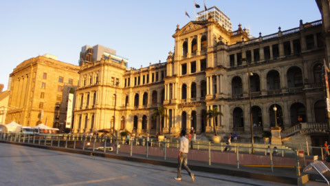 7. Treasury Casino là điểm nhấn kiến trúc của thành phố Brisbane. Ở những thành phố lớn của Asutralia, những công trình cổ vẫn được giữ lại nguyên vẹn, chỉ thay đổi bên trong tùy theo mục đích sử dụng. Ngay phía dưới tòa nhà này là hệ thống đường hầm cho xe bus dẫn vào trạm trung tâm phía dưới khu thương mại Myer Centre.