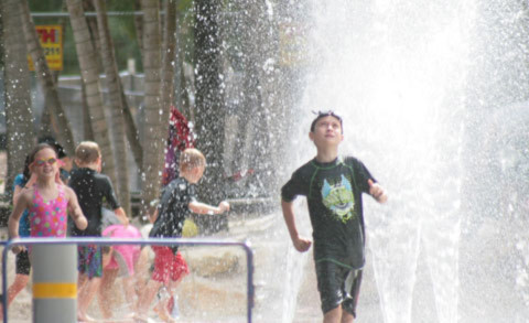 2 Trẻ em vui đùa ở khu hổ bơi và biển nhân tạo tại Southbank Parklands, chỉ cách khu Brisbane CBD khoảng năm phút đi bộ.