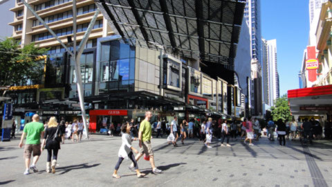 6. Phố đi bộ Queen Street Mall lúc nào cũng nhộn nhịp người qua lại. Dọc đường Queen Street này là hàng loạt khu trung tâm mua sắm nối tiếp nhau.