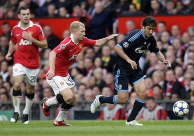 Raul Gonzalez (bên phải) trong màu áo Schalke.