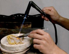 Dùng đèn khò cũng phát hiện được vàng "độn" Vonfram