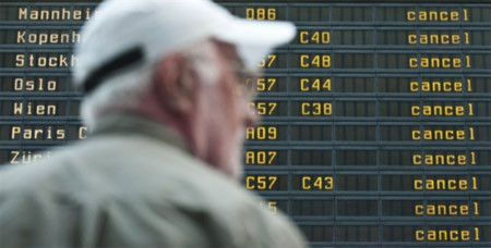Một hành khách đứng trước tấm bảng điện tử thông báo hàng loạt chuyến bay bị hủy tại sân bay Tegel, Berlin. Ảnh: AFP