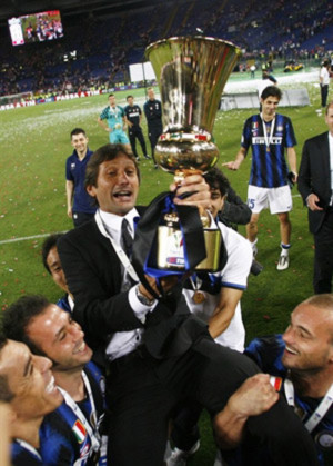 Các cầu thủ Inter công kênh ông thầy Leonardo cùng chiếc Cup.