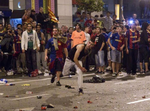 Fan Barca đổ máu vì ăn mừng quá khích