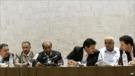 6 trong số 8 quan chức quân sự Libya vừa đào tẩu. Ảnh: AP