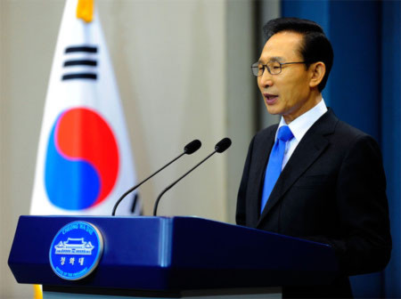 Tổng thống Hàn Quốc Lee Myung-bak chính thức mời Chủ tịch Triều Tiên Kim Jong-il dự hội nghị về hạt nhân. Ảnh: Zimbio