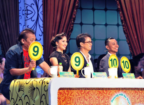 Bốn vị giám khảo (từ trái sang): Trần Tiến, Khánh Thy, Đức Huy, Chí Anh thể hiện sự hài lòng với tiết mục của Phạm Anh Khoa.