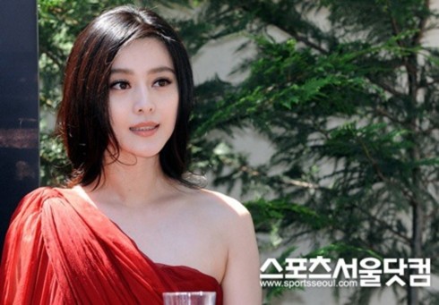 Phạm Băng Băng là gương mặt được báo chí Hàn Quốc chú ý trong dịp này vì cô là một trong những diễn viên Trung Quốc nổi tiếng nhất ở nước ngoài. Báo Hàn liên tục hỏi cô về cảm nhận khi hợp tác với ngôi sao Hallyu Jang Dong Gun.