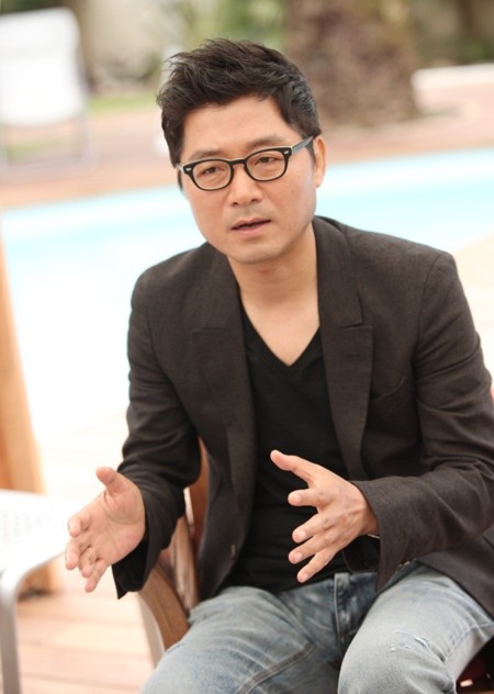 Đạo diễn Kang Je Gyu mất 8 năm để làm bộ phim này, ông lên ý tưởng và phát triển dự án từ năm 2003. Nội dung phim nhấn mạnh vào tình bạn giữa hai người lính do Jang Dong Gun và Joe Odagiri thủ vai.