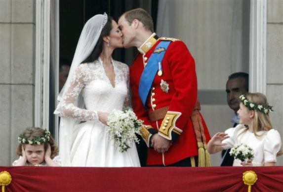 Thái tử William và Kate Middleton chính thức tổ chức lễ kết hôm vào ngày hôm qua 29/4. William đang trao nụ hôn say đắm cho Kate trên bancon của cung điện Buckingham trước sự chứng kiến của hàng nghìn người dưới quảng trường.