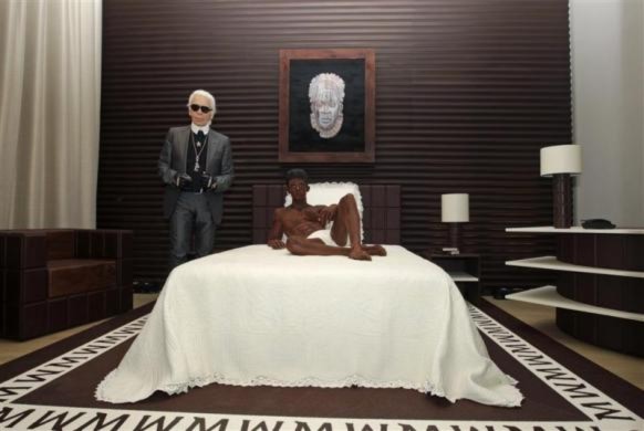 Nhà thiết kế nổi tiếng Karl Lagerfeld bên cạnh mẫu người được làm từ sô-cô-la.