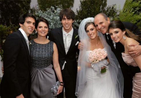 Bà Simone Leite (thứ hai từ trái sang) trong ảnh chụp gia đình dịp em trai Kaka, Digao cưới vợ.