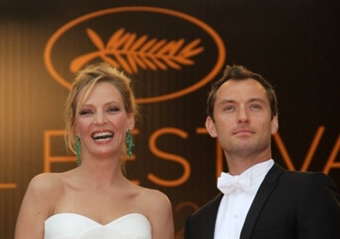 Hai giám khảo Uma Thurman và Jude Law trên thảm đỏ.