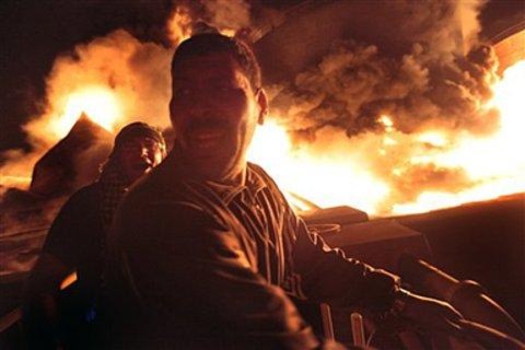 Lực lượng chính phủ đã nã trọng pháo vào 4 bồn chứa dầu lớn tại Misrata, hủy diệt nguồn nhiên liệu duy nhất của thành phố cảng, 7/5/2011