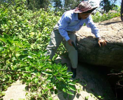 Nhiều lần “một mình một súng”, ông Sơn lùng sục các hang đá tại gềnh Kẽm tìm mãnh thú