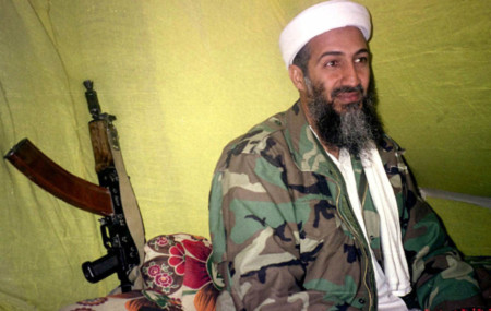 Theo truyền thống của người Hồi giáo, thi thể Osama bin Laden phải được chôn trong vòng 24 giờ kể từ lúc chết. Ảnh: Los Angeles Times.