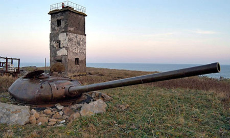 Một khẩu pháo trên đảo Kunashir thuộc nhóm đảo Kuril. Ảnh: AP.
