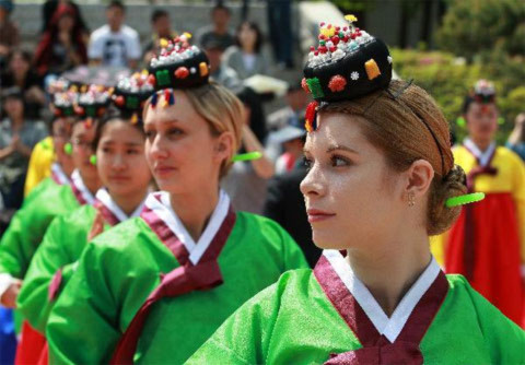 Họ cũng rất hào hứng tham gia buổi lễ đánh dấu sự trưởng thành của mình theo phong tục truyền thống phương Đông.