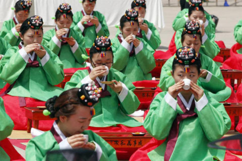 Ngày lễ trưởng thành hằng năm tại Hàn Quốc thường được tổ chức vào thứ hai của tuần thứ 3 trong tháng 5.