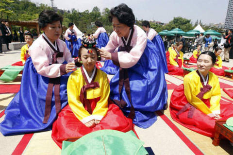 Trong ngày lễ này, các cô cậu thiếu niên diện trang phục truyền thống Hanbok và thực hiện các nghi lễ cổ truyền.