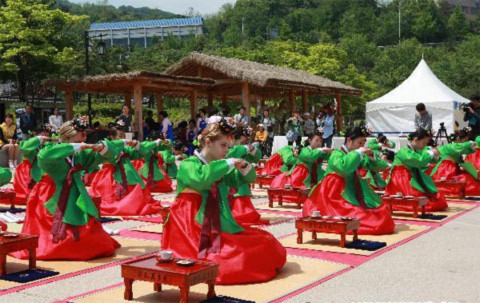 Vào cuối buổi lễ, các thanh thiếu niên Hàn Quốc cũng đến thăm các đền thờ để thông báo với trời đất về việc trở thành một thành viên có trách nhiệm của xã hội.