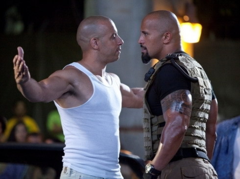 Một cảnh quay kịch tính trong phim giữa Vin Diesel (trái) và The Rock.