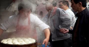 Người Trung Quốc lo trứng gà giả, bánh bao thiu