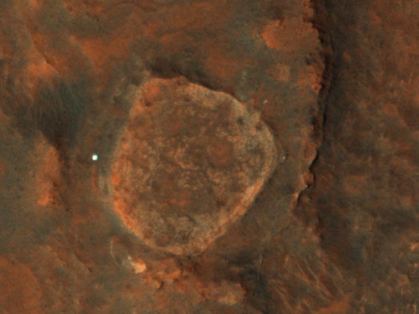 Tàu thăm dò sao Hỏa Mars Reconnaissance Orbiter vừa ghi lại hình ảnh cận cảnh miệng hố lớn Gusev trên bề mặt hành tinh đỏ. Đây có thể là điểm điểm tàu thăm dò tự hành Spirit của NASA bị mắc kẹt và không thể truyền tín hiệu về Trái đất.