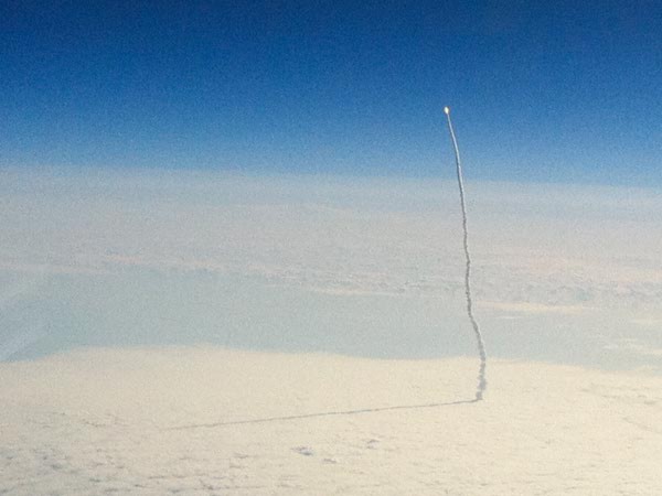 Hình ảnh tàu con thoi Endeavour lao vút trên những tầng mây được chụp bởi một phi công trên chuyến bay thương mại của hãng hàng không American Airlines, trong khi chiếc phi cơ này đang bay từ Miami to Montreal.