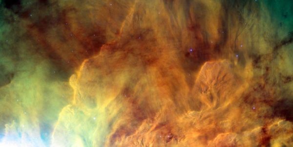 Hình ảnh cận cảnh của tinh vân Lagoon vừa được kính viễn vọng vũ trụ  Hubble của NASA ghi lại được. Tinh vân Lagoon nằm cách Trái đất của chúng ta khoảng 140 năm ánh sáng và cachs sao Diêm Vương 4 năm ánh sáng. Những phần màu đó là khí hyđrô và màu xanh là khí ni tơ.