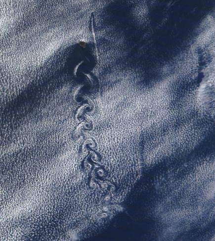 Gió cuộn tạo thành những họa tiết giống như xoáy chân ốc trên bề mặt sườn núi lửa ở đảo  Socorro. Hình ảnh được ghi lại bởi một vệ tinh của NASA.