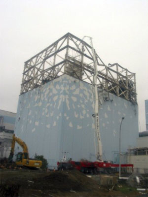 Tòa nhà chứa lò phản ứng số 1 của nhà máy Fukushima Daiichi bị hư hại sau thảm họa kép. Ảnh: AFP