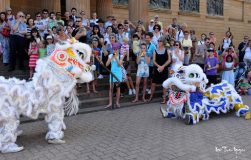Màn múa lân trước cửa bảo tàng nghệ thuật của Sydney trong lễ khai mạc tháng trưng bày hiện vật về Tần Thủy Hoàng đã thu hút được rất đông đảo người xem.