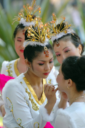 Và đây là những cô gái Trung hoa xinh đẹp tranh thủ trang điểm để chuẩn bị cho màn trình diễn nghệ thuật trong buổi lễ diễu hành.