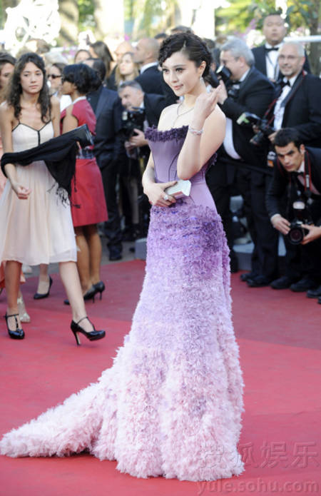 Phạm Băng Băng với chiếc váy hiệu Versace.