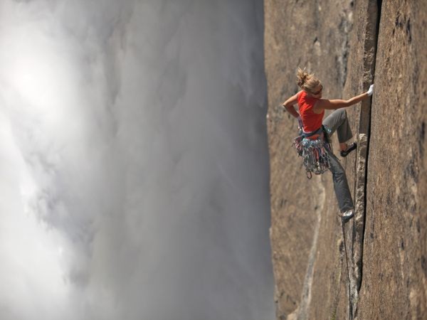 Kate Rutherford, một nữ vận động viên leo núi, đang leo lên vách đá dựng đứng gần thác nước Yosemite trong khu bảo tồn quốc gia Yosemite, Mỹ. - Ảnh: Jimmy Chin.