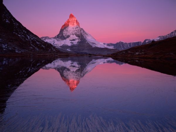 Hình ảnh phản chiếu của ngọn núi Matterhorn xuống mặt hồ Riffel (Thụy Sỹ) vào lúc bình minh. - Ảnh: Verena Popp-Hackner.