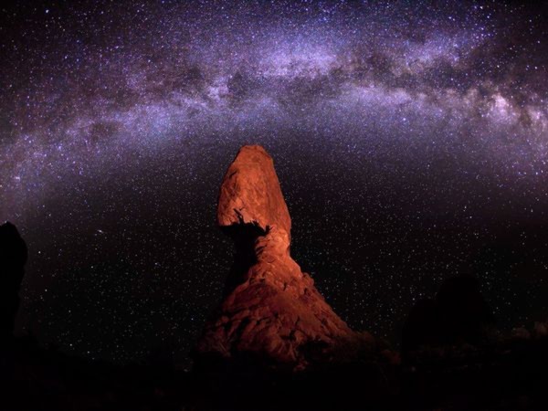 Một mũi ở khu bảo tồn quốc gia Arches (Mỹ) nổi bật trong bầu trời đêm đầy sao. - Ảnh: Bret Webster.