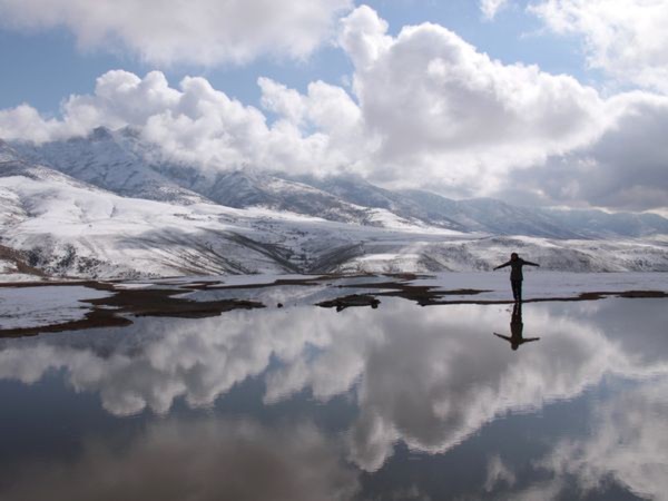 Dòng suối  Badab Sourt ở Sari (Iran) bắt đầu tan chảy sau khi mùa đông giá lạnh qua đi. Dòng suối này nằm trên ngọn núi Alborz, có độ cao 1.840m trên mực nước biển. - Ảnh: Rashid Amiri Ara.