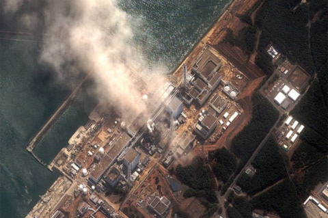 Ảnh vệ tinh chụp nhà máy điện hạt nhân Fukushima I của Nhật. Lò phản ứng số 3 bốc khói trong vụ nổ hôm 14/3. Ảnh: AFP/Digital Globe.