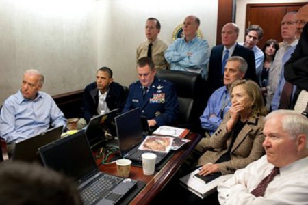 Tổng thống Obama và những người thân cận theo dõi các hình ảnh được truyền về từ Pakistan